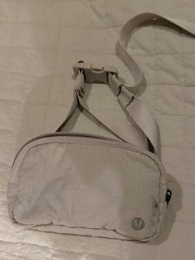Lululemon Belt Bag – Clean White Everyday Essential